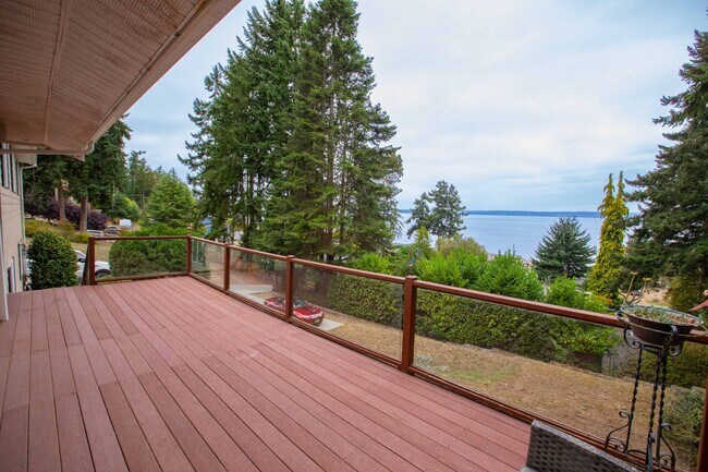 Building Photo - Beautiful Penn Cove View Home and Dog Frie...