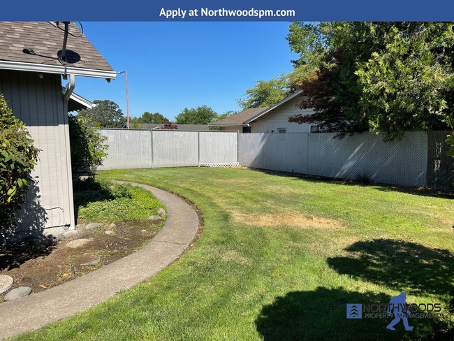 Building Photo - Charming 3 Bedroom 2 Bath Home in Very Nic...