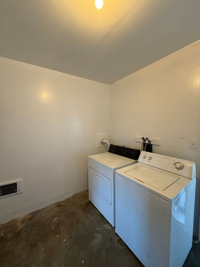 Building Photo - 2 Bed, 1 Bath + Bonus Room & Carport - peaceful country living just minutes from town!