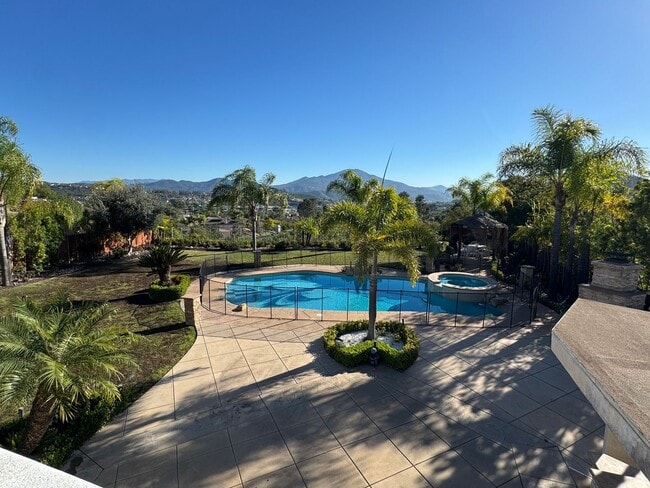 Building Photo - 5 Bedroom Luxury home