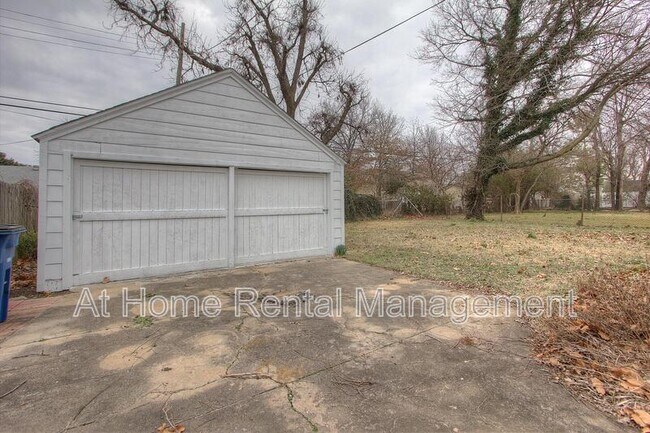 Building Photo - 1133 S Oswego Ave