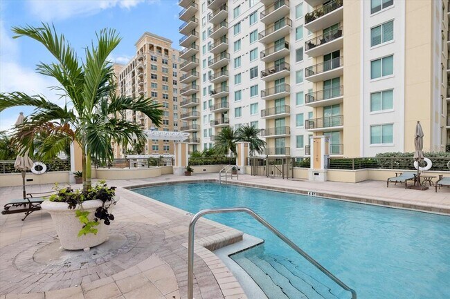 Building Photo - 800 N Tamiami Trl
