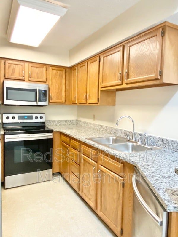 Building Photo - 740 Brookside Dr