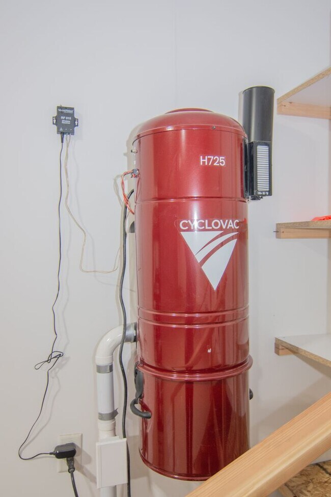 Building Photo - Bountiful Home w/ 2 Car Garage, EV Charger, & Updated Remodeling