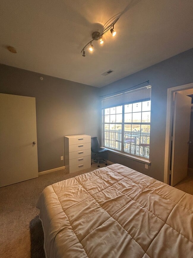 Building Photo - Modern 2-Bedroom, 2-Bath Home