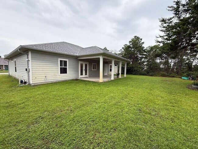 Building Photo - Gulf Breeze - 4 bedroom, 2.5 bathroom - lawn care included