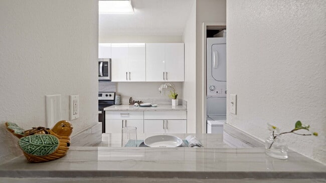 Building Photo - Renovated 2br/1ba/2pkg 3rd Fl Townhome