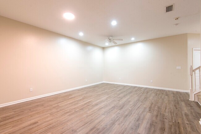 Building Photo - 253 Catriona Dr