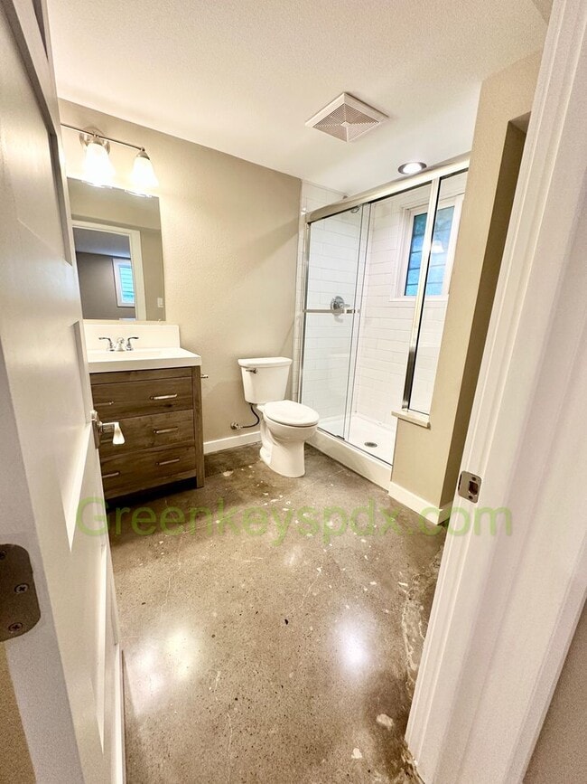 Building Photo - Huge Gorgeous 5 Bedroom 4 Bath Unit in SW ...
