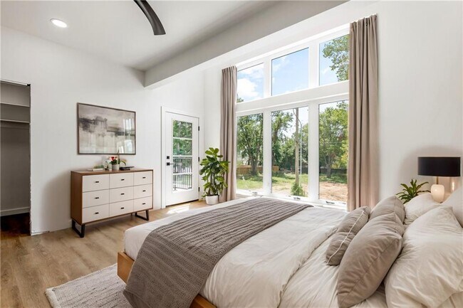 Building Photo - 949 SE 10th St