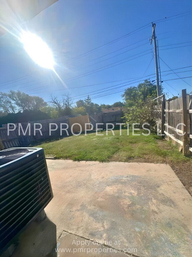 Building Photo - 3 Bedrooms / 2 Bathrooms House