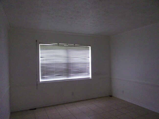 Building Photo - 513 SE Crosspoint Dr