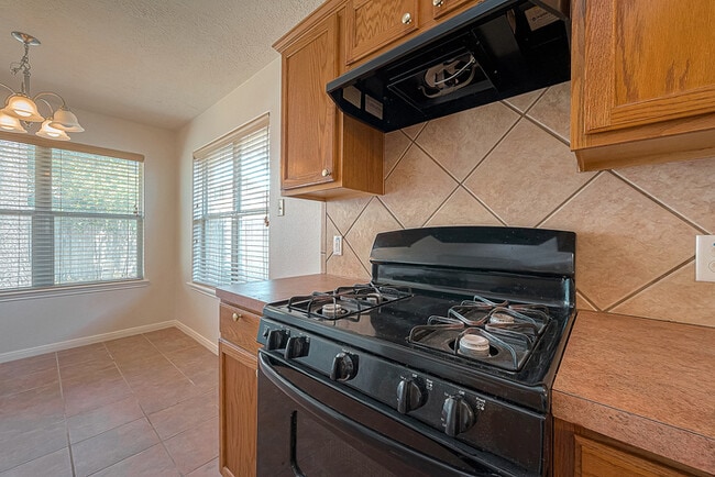Building Photo - Spacious 3-Bedroom, 2-Bathroom Home with F...