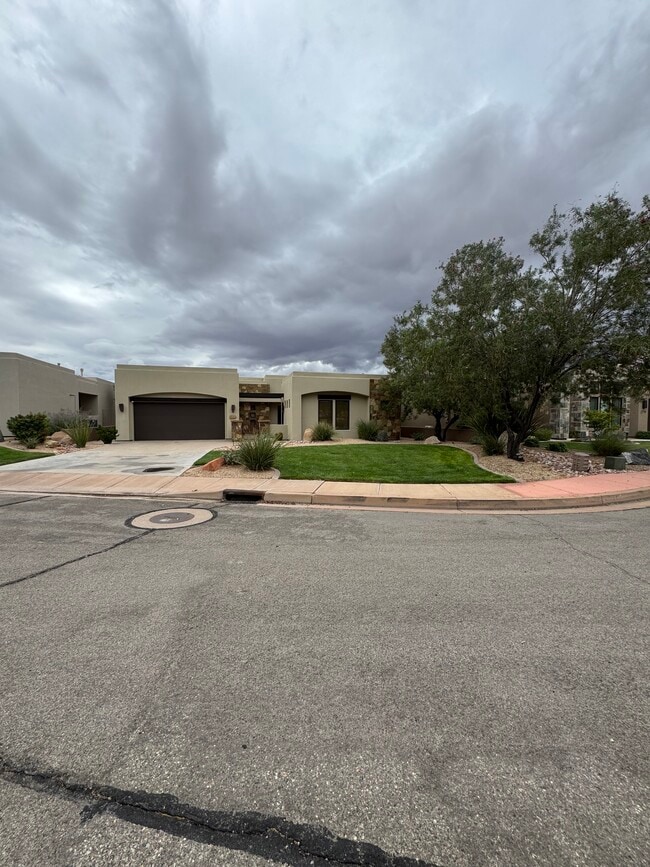 Building Photo - 1761 W Red Cloud Cir