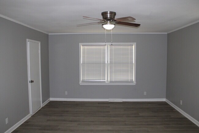 Building Photo - Unique Rental in Grandview with 3 bay gara...