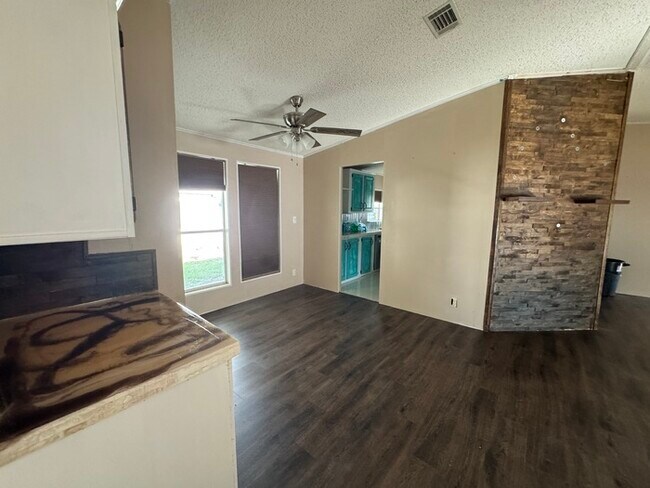 Building Photo - 1584 Valiant Dr