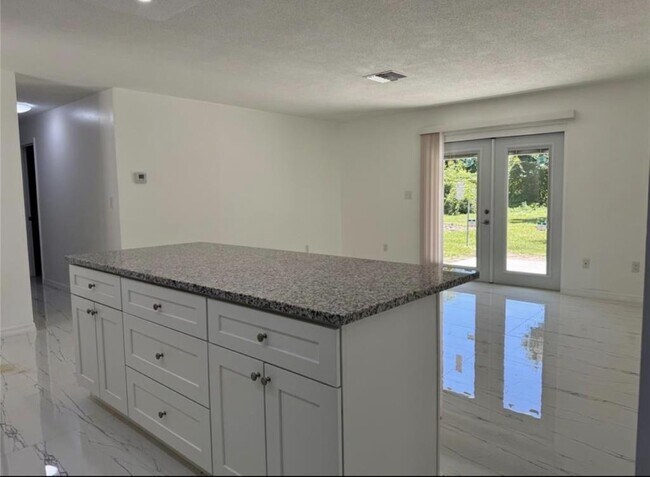 Building Photo - 1617 Birch St