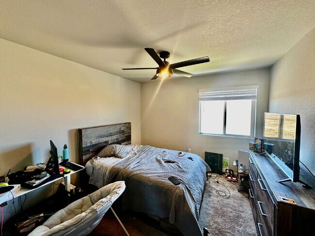 Building Photo - "Experience Spacious Living: 5-Bed, 3-Bath...