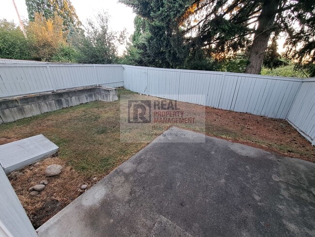 Building Photo - Check Out This Adorable 3 Bedroom, 2.5 Bath TownHome!
