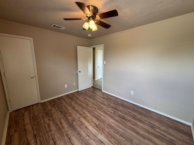 Building Photo - 5702 Greengate Dr