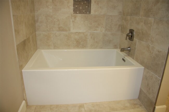 Building Photo - 2227 Highland Hills Dr