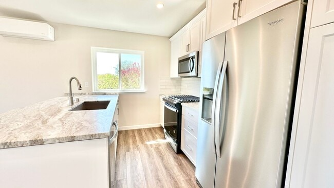 Building Photo - Beautiful Newer Custom Construction Detach...