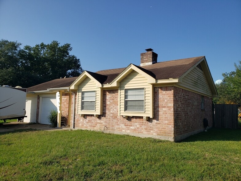 Primary Photo - 13014 Maxim Dr