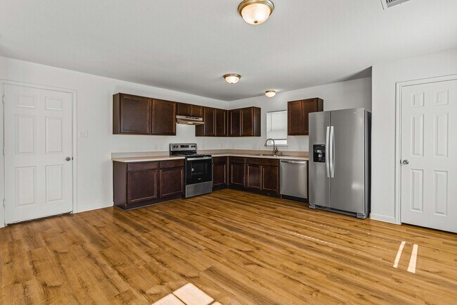 Building Photo - 169 Iris St