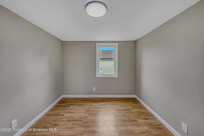 Building Photo - 664 Laurel Dr