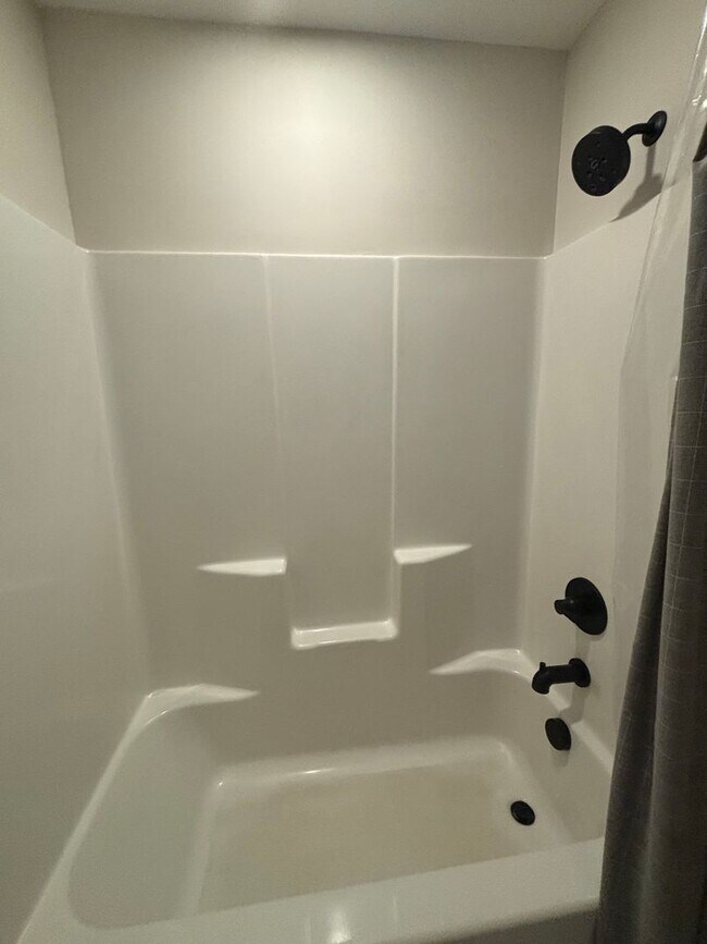 Building Photo - Newly Renovated & Move in ready