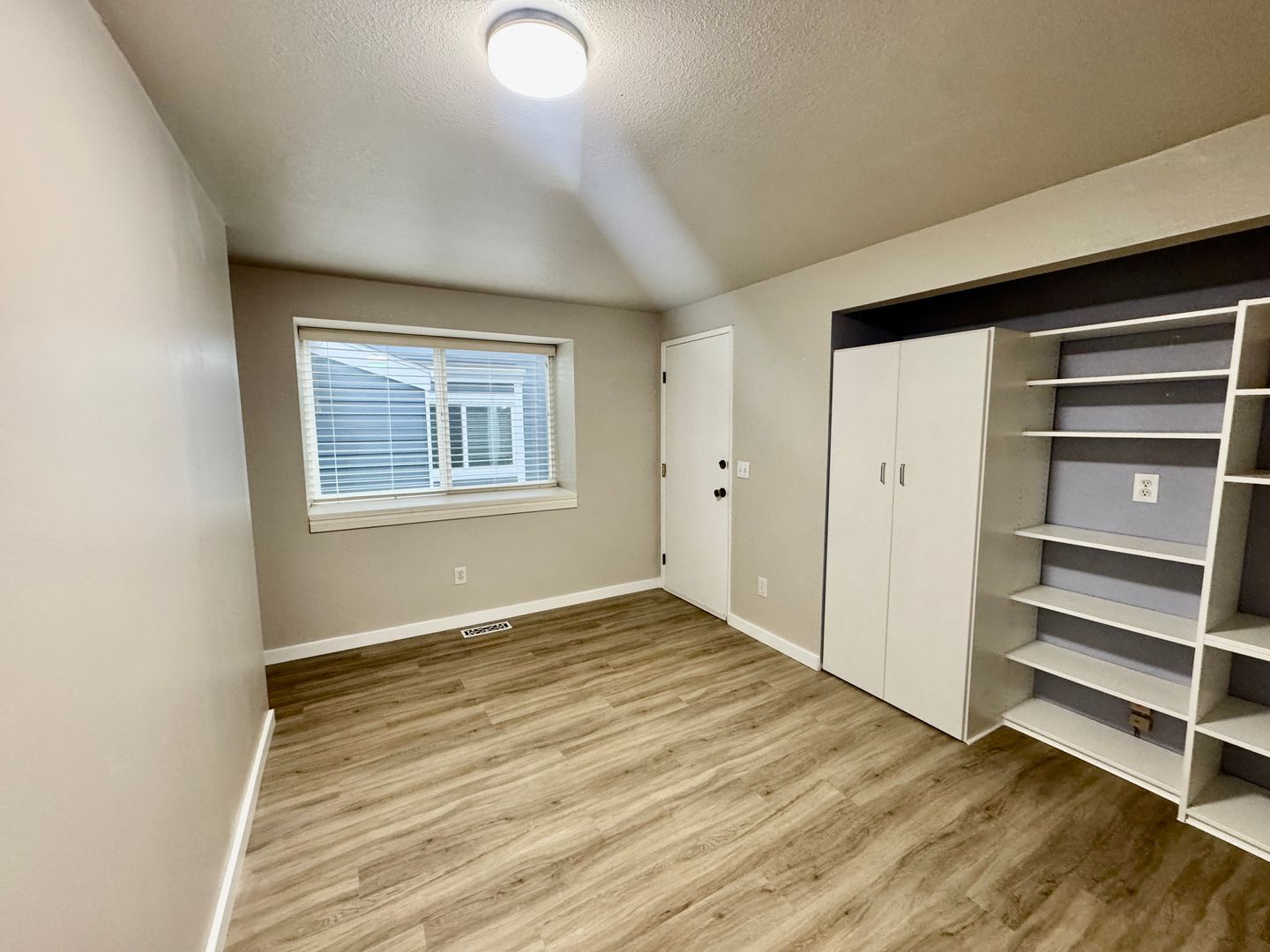 Building Photo - Bellevue Townhouse!!