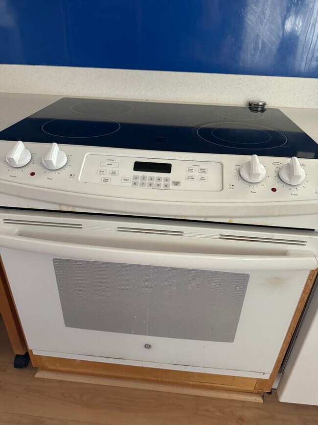 Building Photo - Newtown Estates, 3 bdrm, 2 bath, 2 car enc...