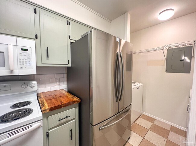 Building Photo - 8101 Treetop Ln