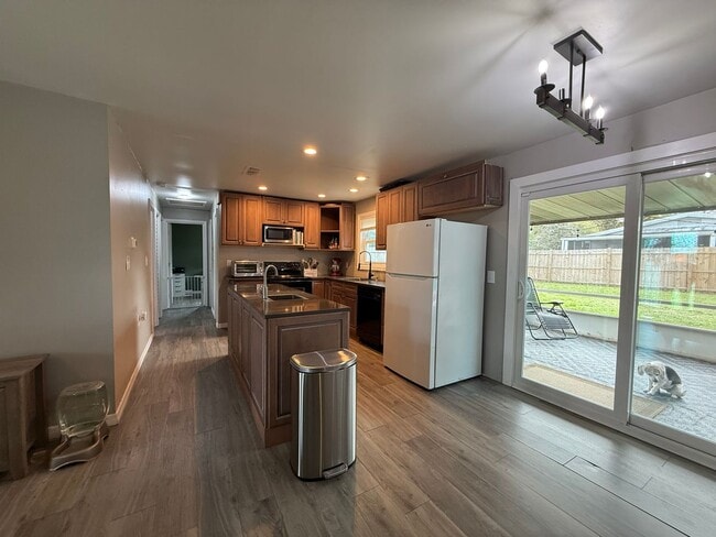 Building Photo - Spacious 4-bedroom, 2-bath pool home