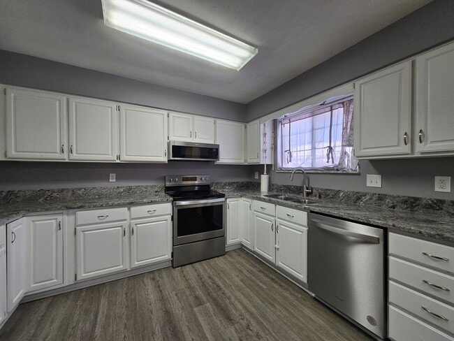 Building Photo - Spacious 5-Bedroom Family Home