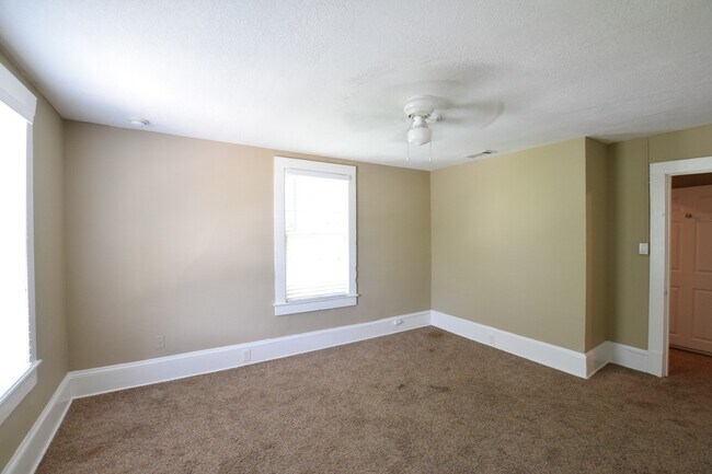 Building Photo - Charming 3 Bed 1.5 Bath Town Home for Rent...