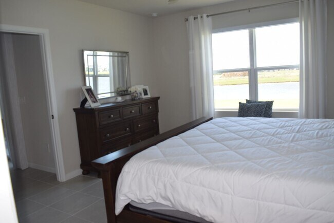 Building Photo - Stunning and elegant fully furnished 3/2/2 villa with Pool, hot tub & Lake views