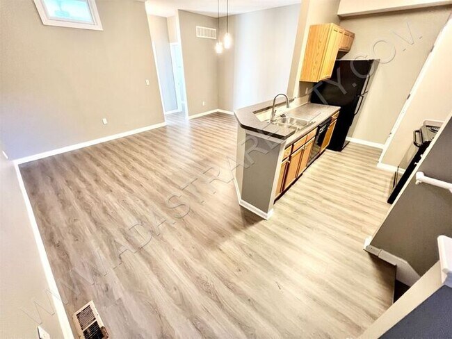 Building Photo - Beautiful and Spacious Olathe West Townhom...