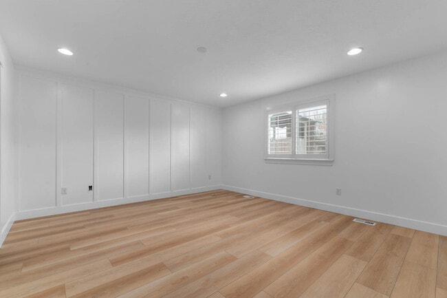 Building Photo - 196 E Water Ln