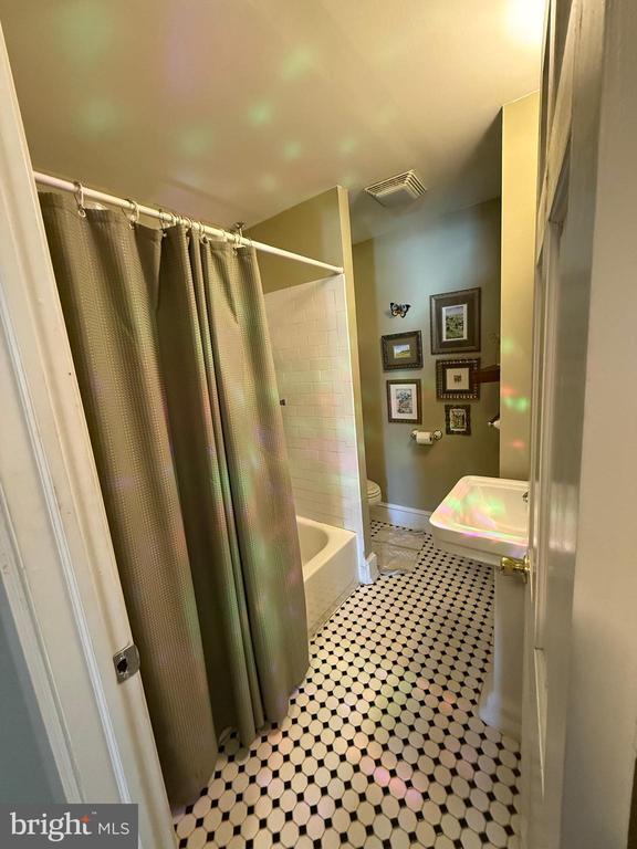 Building Photo - 231 Pine St