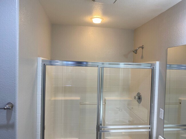 Building Photo - NW!!! 4 bedrooms!!! Pool and Spa!!! All ti...