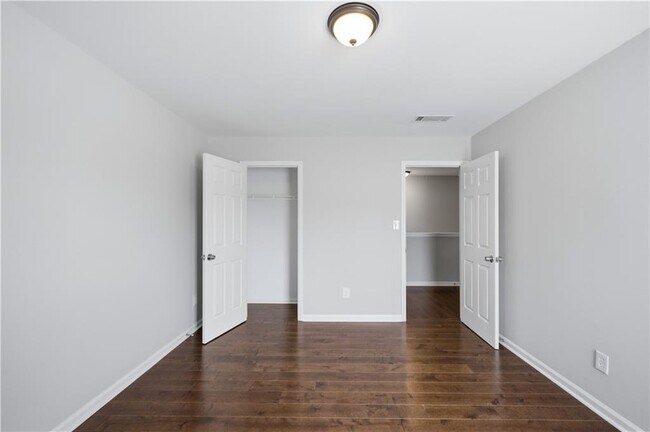Building Photo - 1098 Village Creek