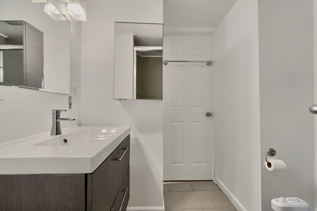 Building Photo - 411 S Madeira St