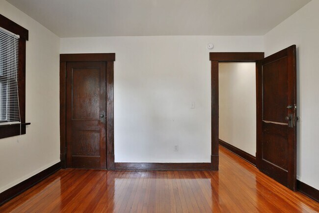 Building Photo - NEWLY RENOVATED NORTH CAMPUS - 3 BEDROOM 2 FULL BATHROOMS