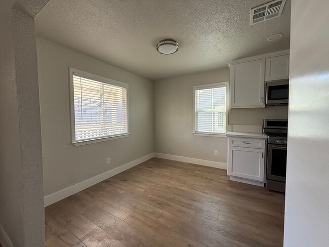 Building Photo - 3 Bed| 2 Bath | 864 SF | Private Driveway | Single Story | Tenant pays $175 monthly for WS&G