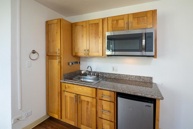 Building Photo - 134 Kapahulu Ave