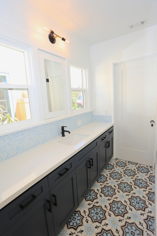 Building Photo - 3835 Hollypark Pl