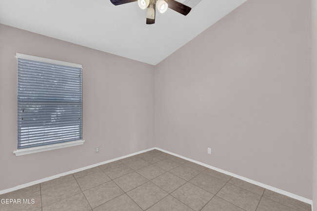 Building Photo - 11868 Oak Crossing Dr