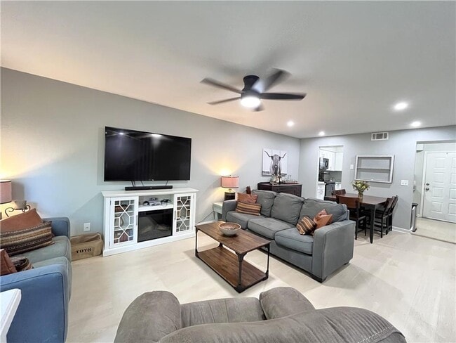 Building Photo - 1373 E Sequoyah Ct