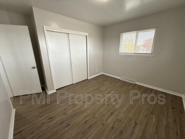 Building Photo - 7701 W Hampton Ave